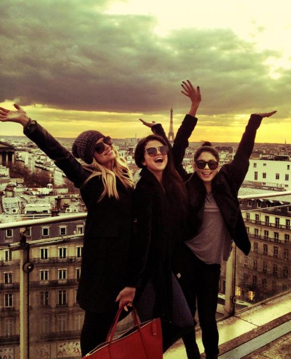 صور سيلينا غوميز مع صديقاتها في باريس