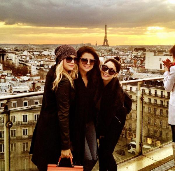 صور سيلينا غوميز مع صديقاتها في باريس