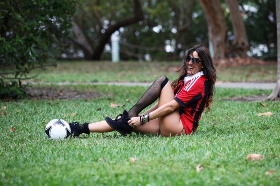 صور كلوديا روماني بالبيكيني وهي تلعب الكرة في ميامي