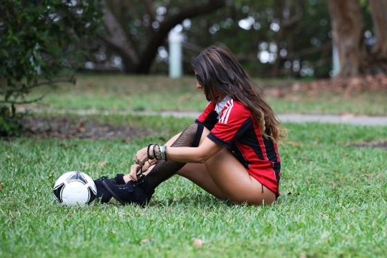 صور كلوديا روماني بالبيكيني وهي تلعب الكرة في ميامي