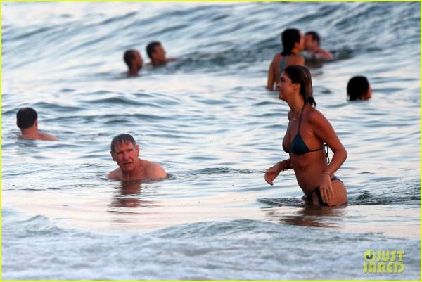 بالصور هاريسون فورد يمارس السباحة في البرازيل
