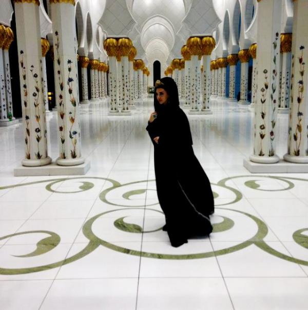 صور ميريام فارس في مسجد الشّيخ زايد مؤسّس الدولة 2013 بالحجاب