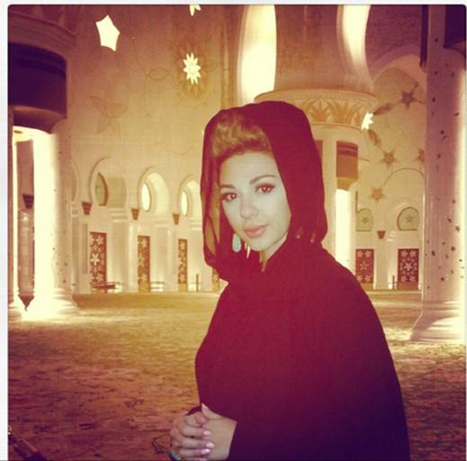 بالصور ميريام فارس ترتدي الحجاب وتزور المسجد 2013