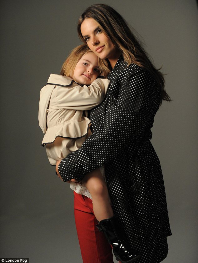 صور عارضة آليساندرا أمبروسيو مع ابنتها آنجا في جلسة تصوير لصالح London Fog