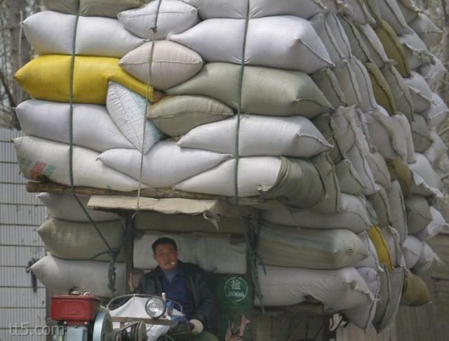 بالصور سواقين الصين يحملون البضائع بطريقة مدهشة للغاية