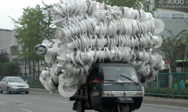 بالصور سواقين الصين يحملون البضائع بطريقة مدهشة للغاية