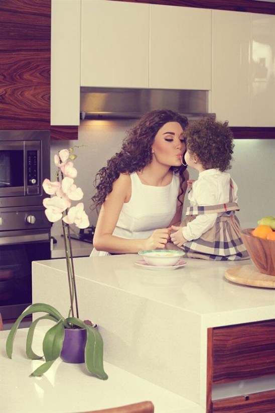 صور سيرين عبد النور وإبنتها تاليا في مطبخها