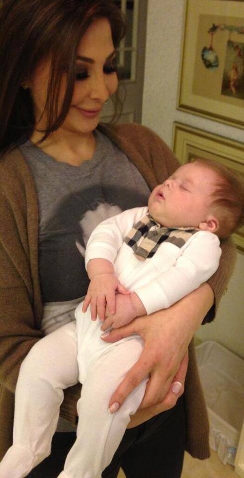 بالصور الجمهور يدعو لاليسا بانجاب طفل بعد نشرها لصورة مع طفل جميل 2013