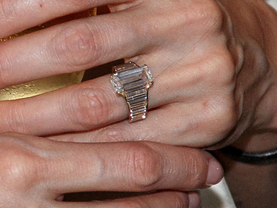 بالصور براد بيت يقدم لأنجلينا جولي خاتم جدته المتواضع بديلاً لخاتمها الثمين