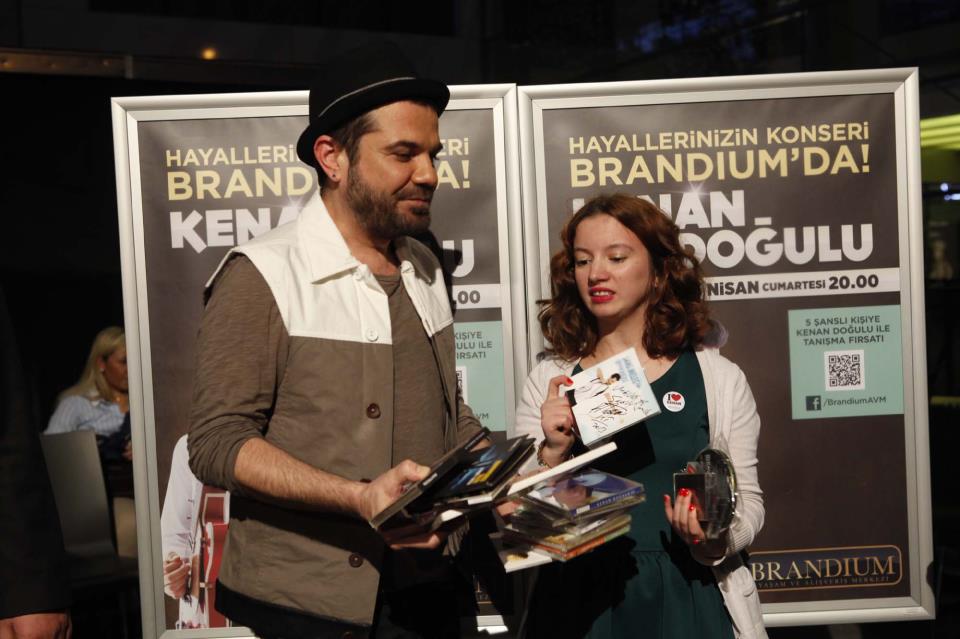 صور مغني البوب التركي كنان دوغلو في حفل افتتاح مركز Brandium Alışveriş