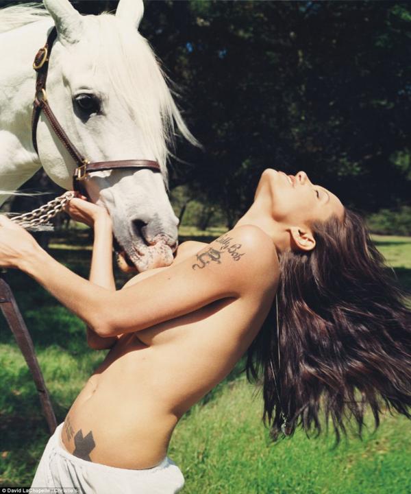 بالصور حصان يقبّل صدر أنجلينا جولي العاري مقابل 53 ألف دولار