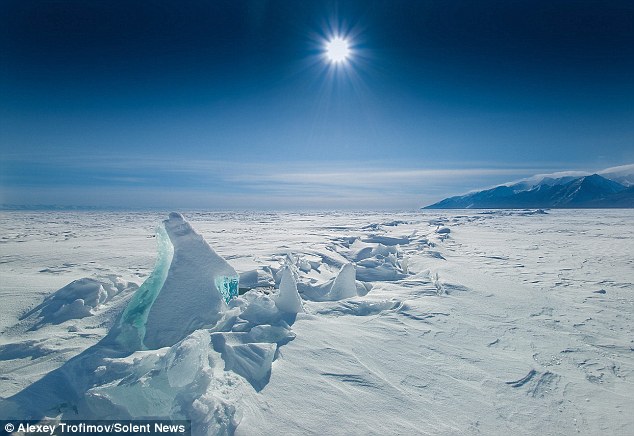 صور الثلج بلون الفيروز - صور ثلوج بحيرة Baikal في روسيا