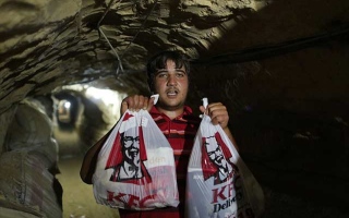 صور تهريب وجبات كنتاكي من مصر الى غزة عبر الانفاق السرية