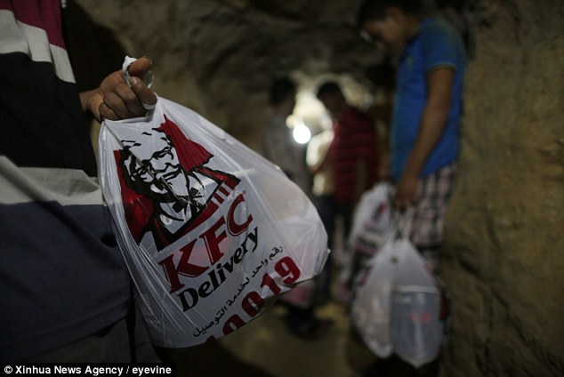 صور تهريب وجبات كنتاكي من مصر الى غزة عبر الانفاق السرية
