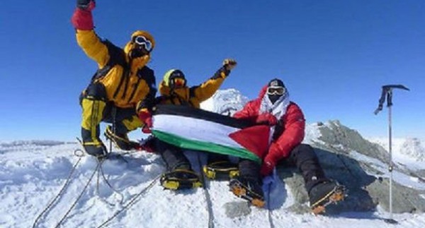 صور علم فلسطين فوق قمة إفرست