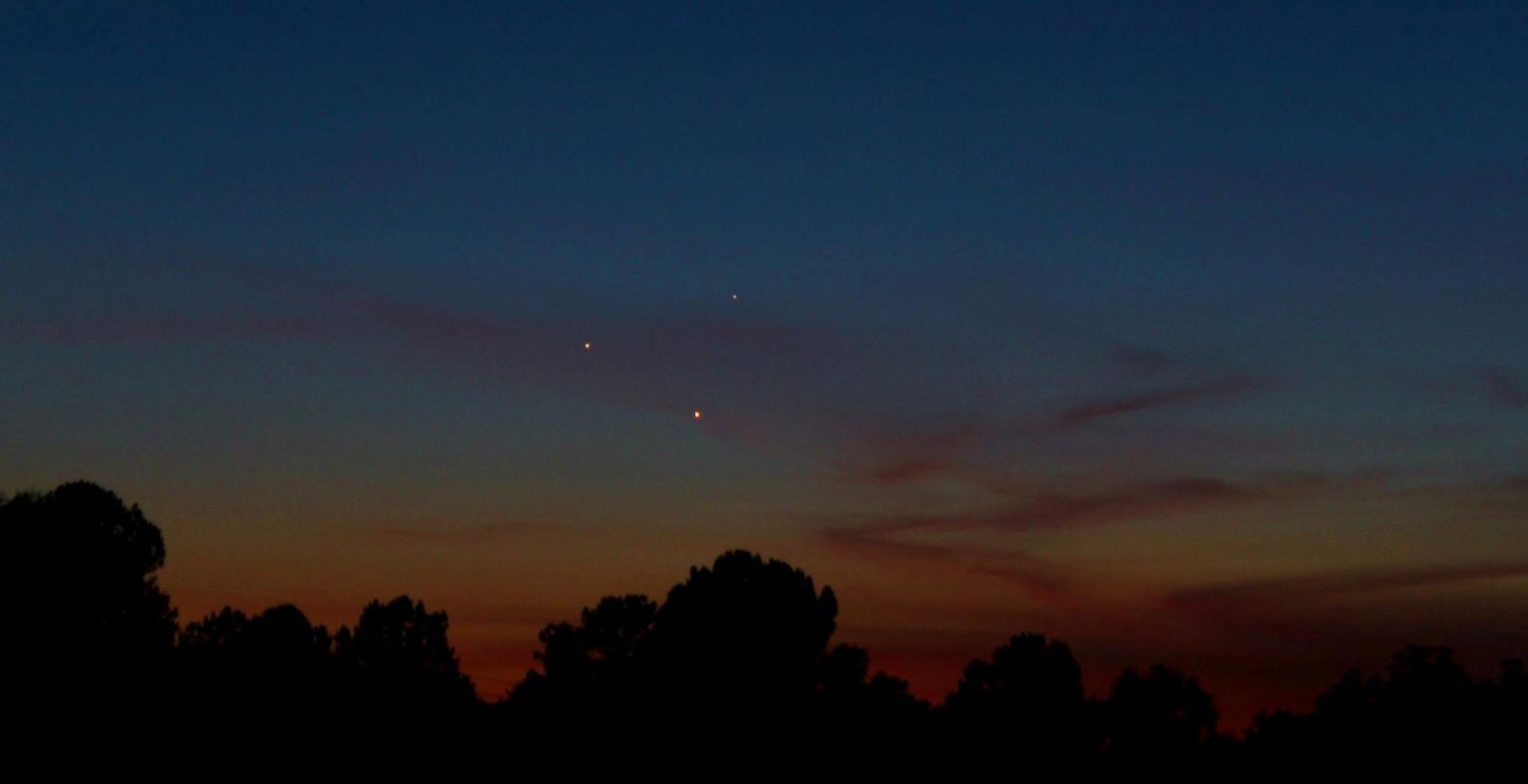 بالصور ظهور نادر للكواكب الثلاثة في سماء الارض