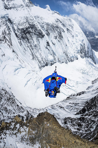 صور أعلى قفزة بالتاريخ من قمة جبل إيفرست