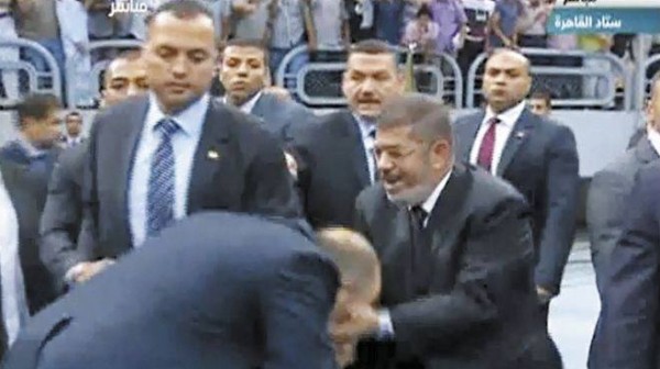 صور شخص يقبل يد الرئيس محمد مرسي هي الاولي في التاريخ الحديث