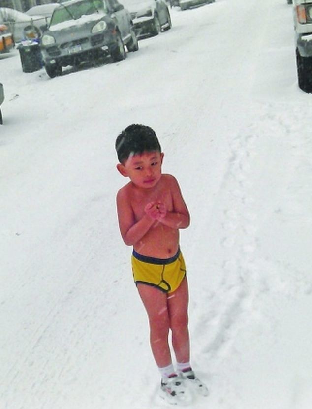 صيني يترك طفله على الثلوج بدون ملابس