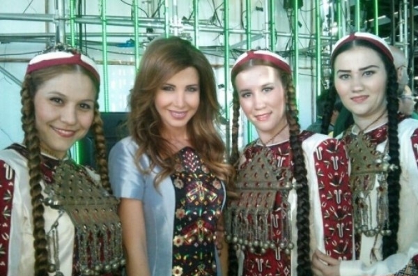 صور نانسي عجرم بالزي التركمانستاني