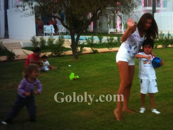 صور نادين الراسي تلعب مع ابنها بشورت قصير 2013