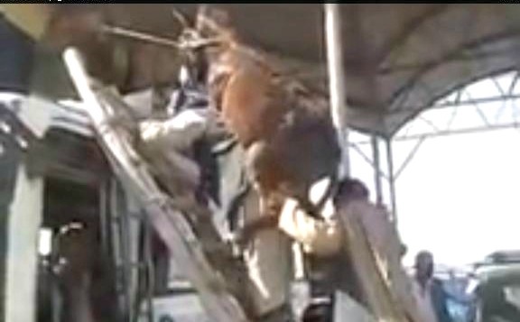 يوتيوب افغاني يحمل حماره فوق ظهره ويصعد بها فوق الحافلة