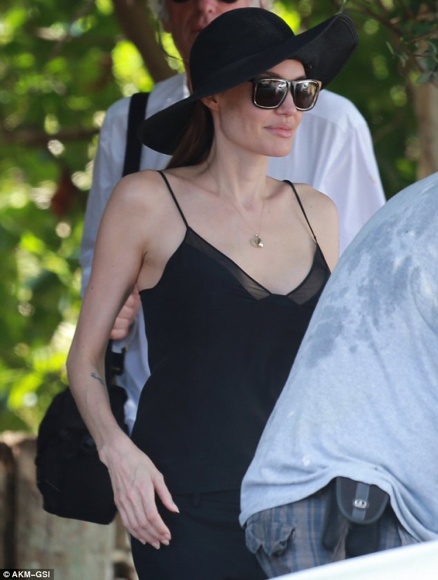 أول ظهور لأنجلينا جولي بملابس مكشوفة بعد استئصالها الثديين بالصور