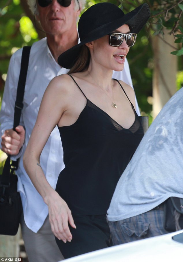 أول ظهور لأنجلينا جولي بملابس مكشوفة بعد استئصالها الثديين بالصور