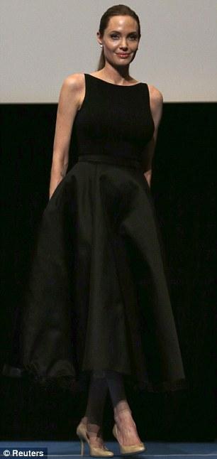 صور أنجلينا جولي في عرض فيلمها In The Land Of Blood And Honey في طوكيو