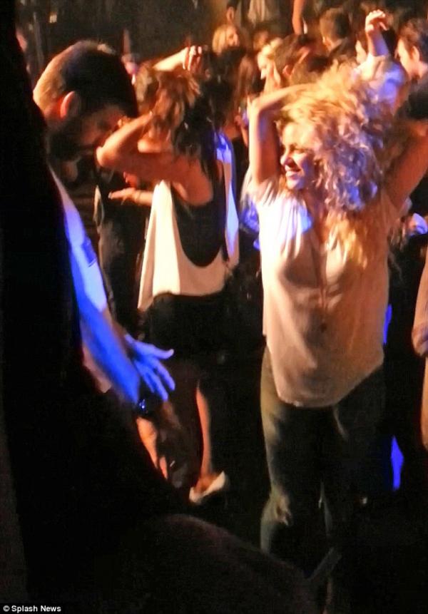 صور شاكيرا ترقص بطريقة فاضحة مع جيرارد بيكيه في هوليوود