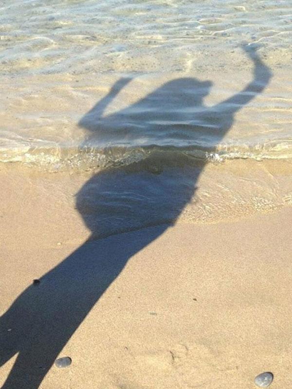 بالصور هكذا تسبح ميريام فارس في جزيرة سانتوريتي