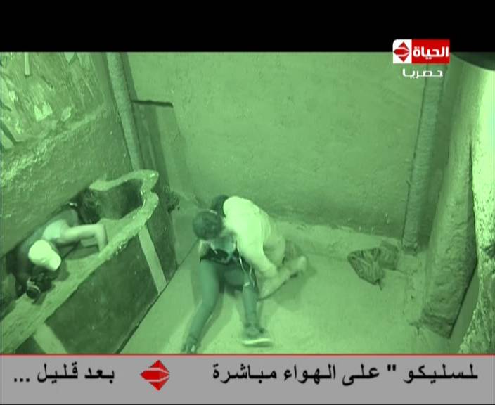 صور لحظة انهيار وسقوط الفنانة دينا عبد العزيز في برنامج رامز عنخ امون 2013
