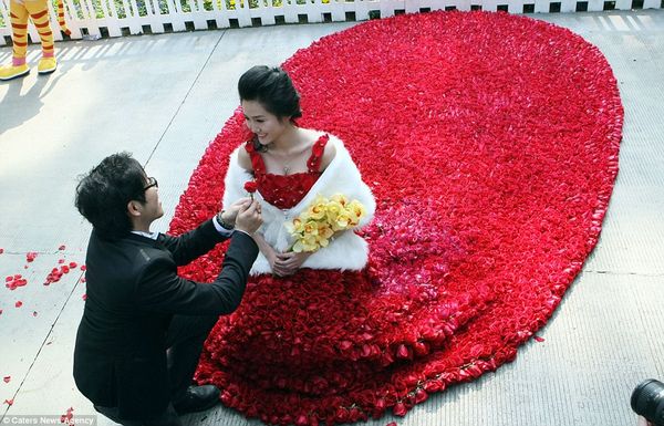 أجمل فستان فى العالم , صورة أجمل فستان , فستان مصنوع من 10 آلاف وردة