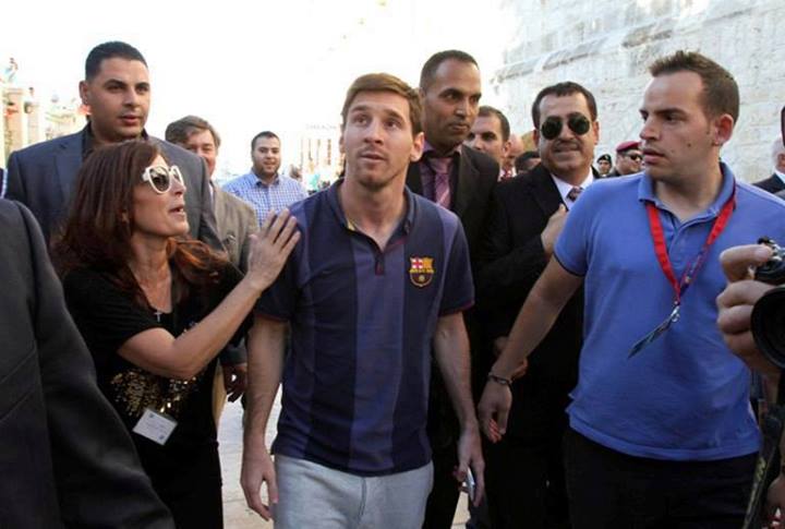 صورة ميسي أثناء زيارته لإسرائيل والتي أثارت غضب المشجعين العرب