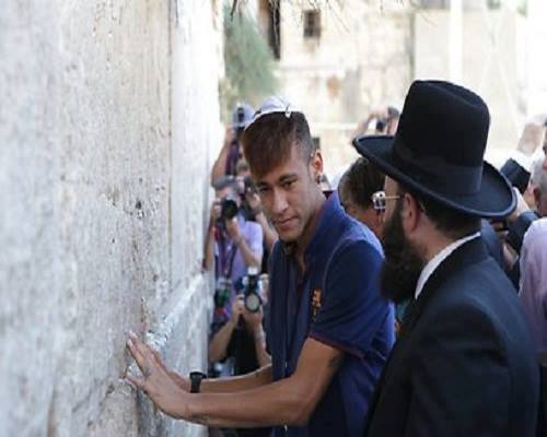 صورة ميسي أثناء زيارته لإسرائيل والتي أثارت غضب المشجعين العرب