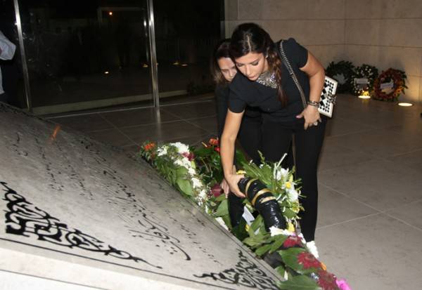 بالصور اصالة نصري تضع الورد على ضريح الشهيد ياسر عرفات