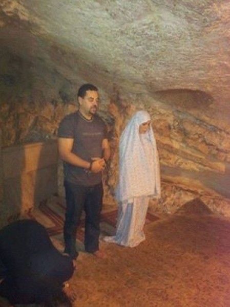 صور أصالة نصري بالحجاب وتصلي بقبة الصخرة في المسجد الأقصى مع زوجها
