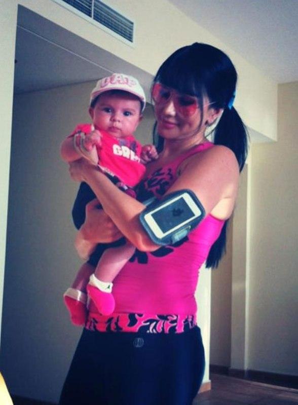 صور جيني إسبر تمارس الرياضة مع ابنتها ساندي 2013
