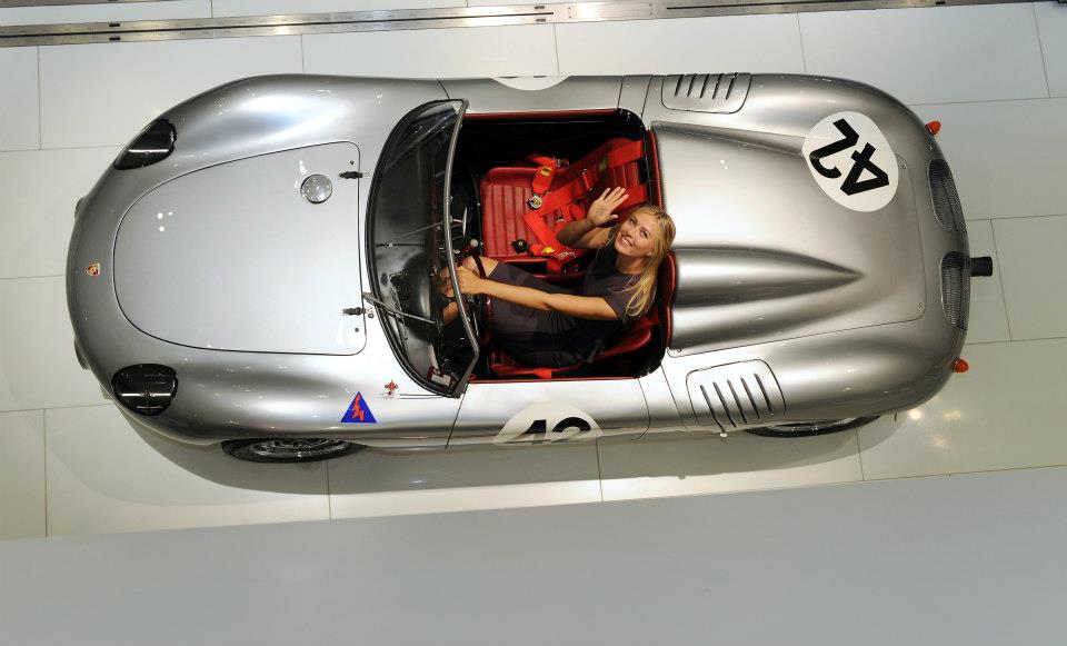صور ماريا شارابوفا في اطلالة مثيرة لمعرض سيارات البورش