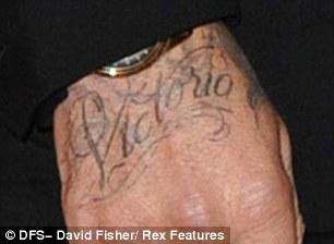 بالصور ديفيد بيكهام يوشم اسم زوجته على يده