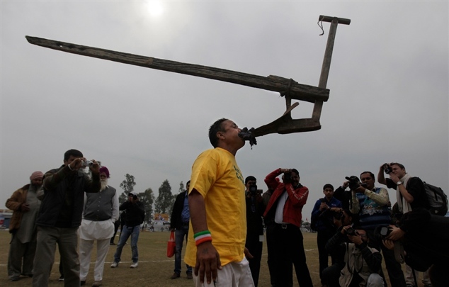 [صور] صور من مسابقات خطيرة وعجيبة في الريف الهندي