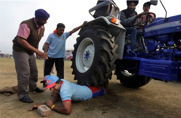 [صور] صور من مسابقات خطيرة وعجيبة في الريف الهندي