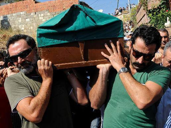 صور نجوم الفن التركي في جنازة تونجيل كورتيز