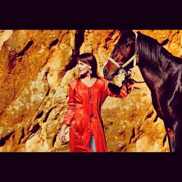 صور الممثلة دارين حمزة من اخر جلسة تصوير مع حصان أسود 2014