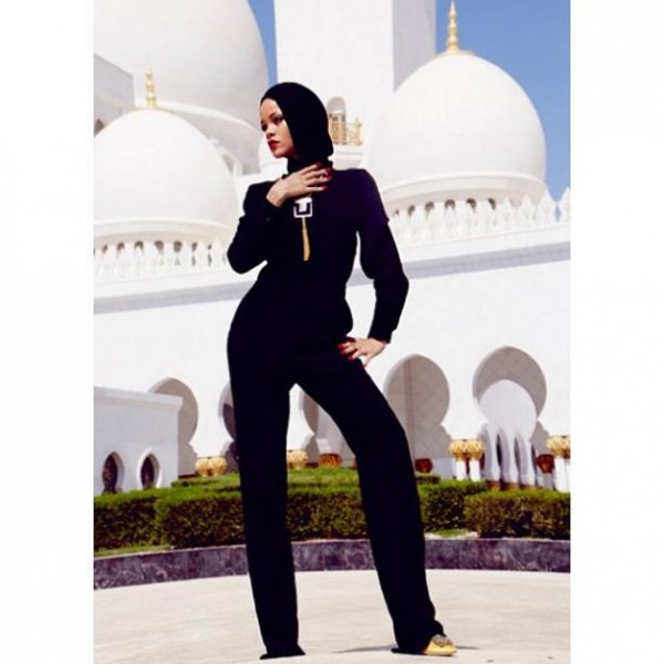 صور ريهانا بالحجاب في مسجد الشيخ زايد في ابو ظبي