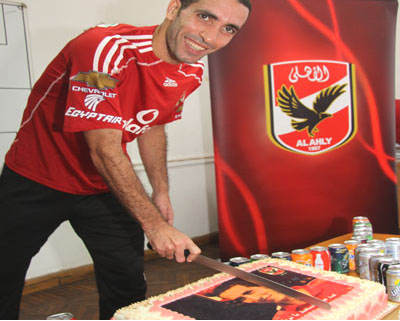 بالصور محمد ابو تريكة يحتفل بعيد ميلاده الـ 35
