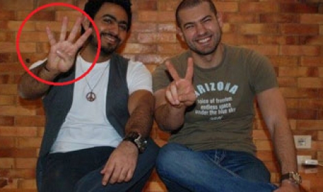شاهد صورة تامر حسني يرفع شعار رابعة العدوية