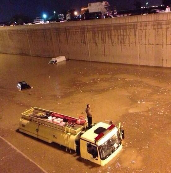 صور غرق سيارات الدفاع المدني في الرياض بسبب الامطار اليوم 16-11-2013