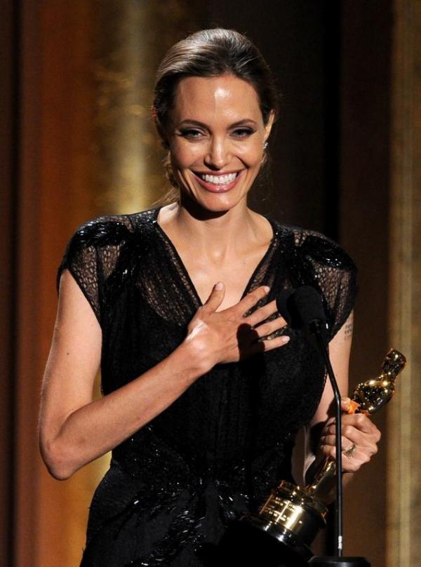 صور تكريم أنجلينا جولي بجائزة أوسكار شرفية عن أعمالها الإنسانية 2013