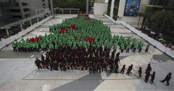 صور أكبر شجرة عيد ميلاد بشرية في تايلاند تدخل موسوعة غينيس